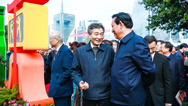 开幕式之后领导与嘉宾现场参观